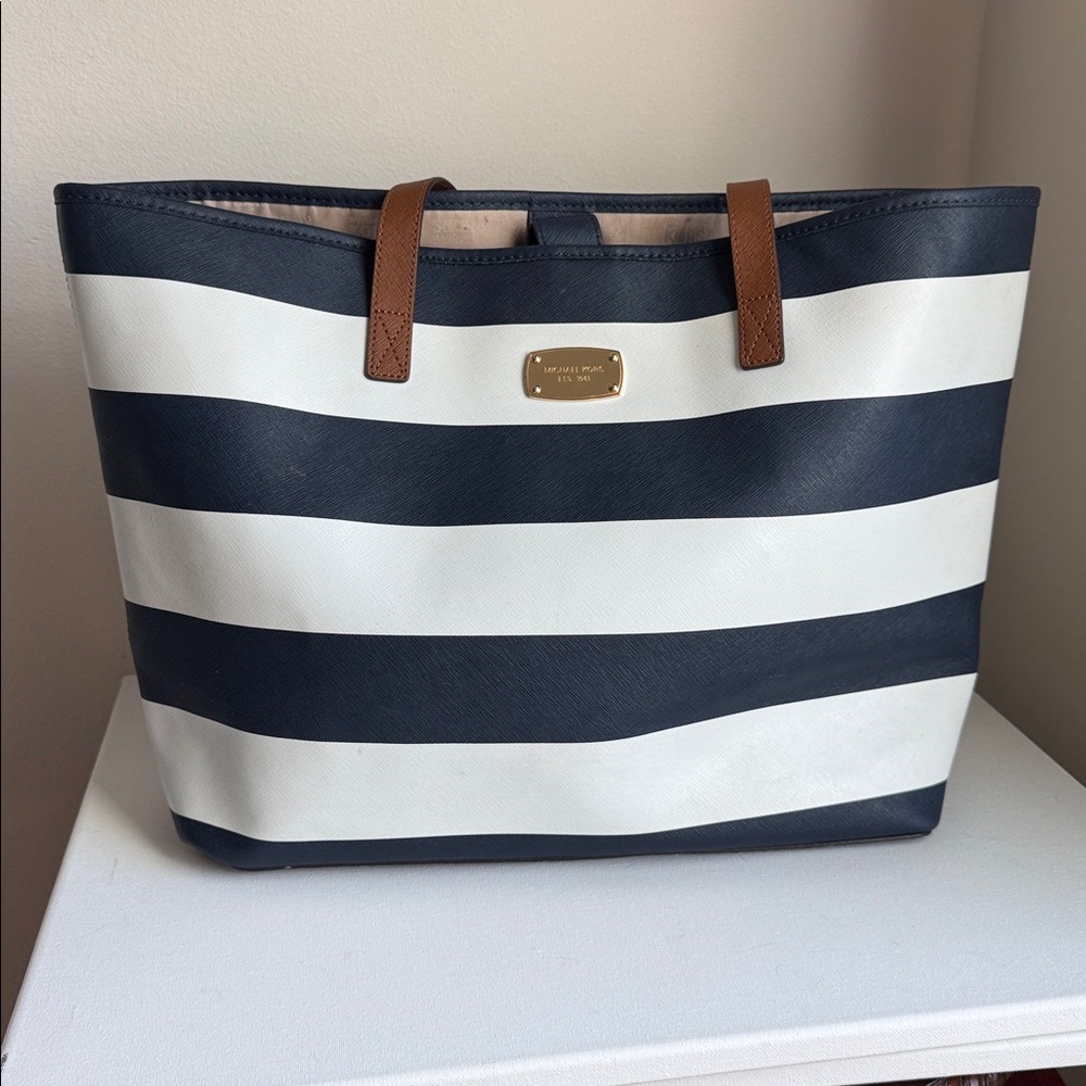 Michael Kors Jet Set Leather Tote - Picture 3 of 13